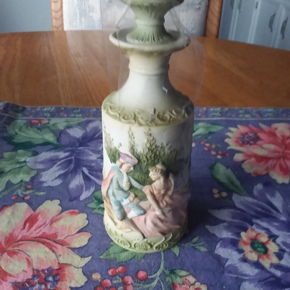 Vintage Urn Courting Couple with lid - Picture 1 of 3